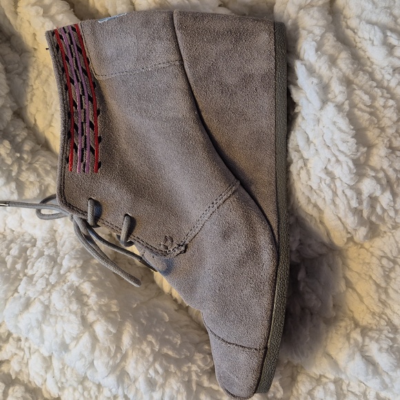 Toms Women's 9 Grey Microfiber Wedge Ankle Boots - Picture 3 of 9